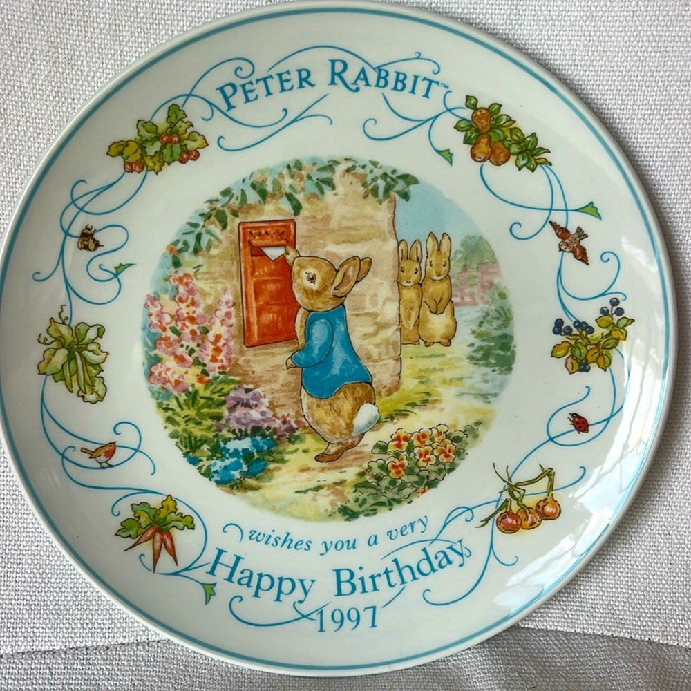 Vintage Wedgwood collectible Peter rabbit mailing card 1997 happy birthday plate